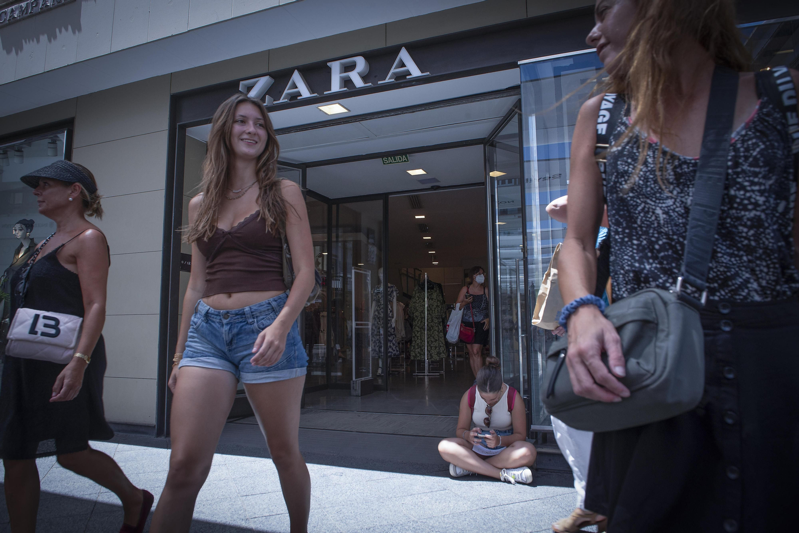 Jóvenes saliendo de un conocido comercio.