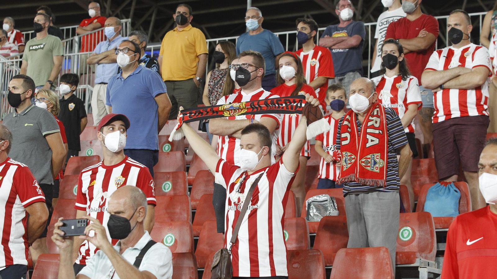 Colorido rojiblanco de nuevo en las gradas.