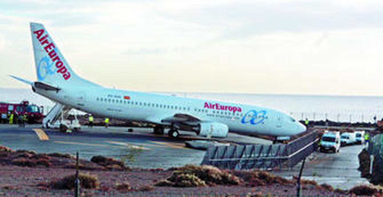 El avión de la compañía Air Europa junto a la valla del aeropuerto de Lanzarote y a menos de 100 metros del mar.