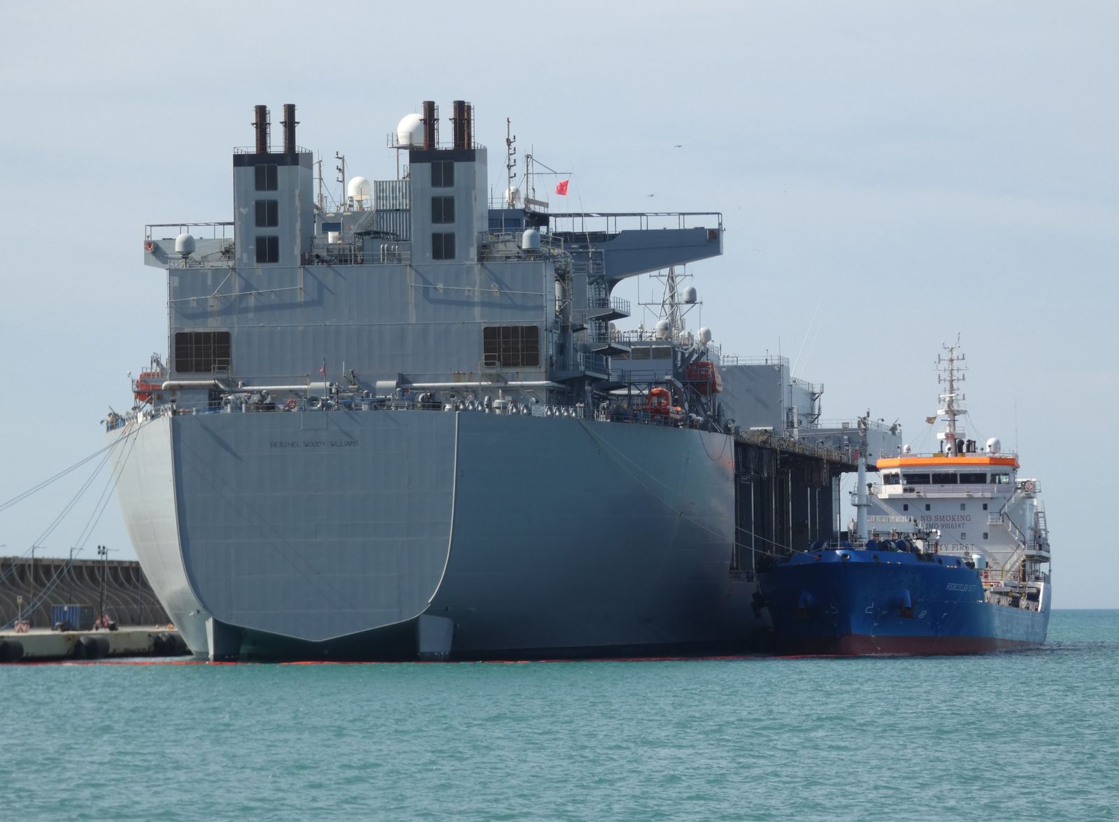 Buque militar ‘Hershel Woody Williams’ finalizando su maniobra de repostaje en la mañana de este pasado domingo.