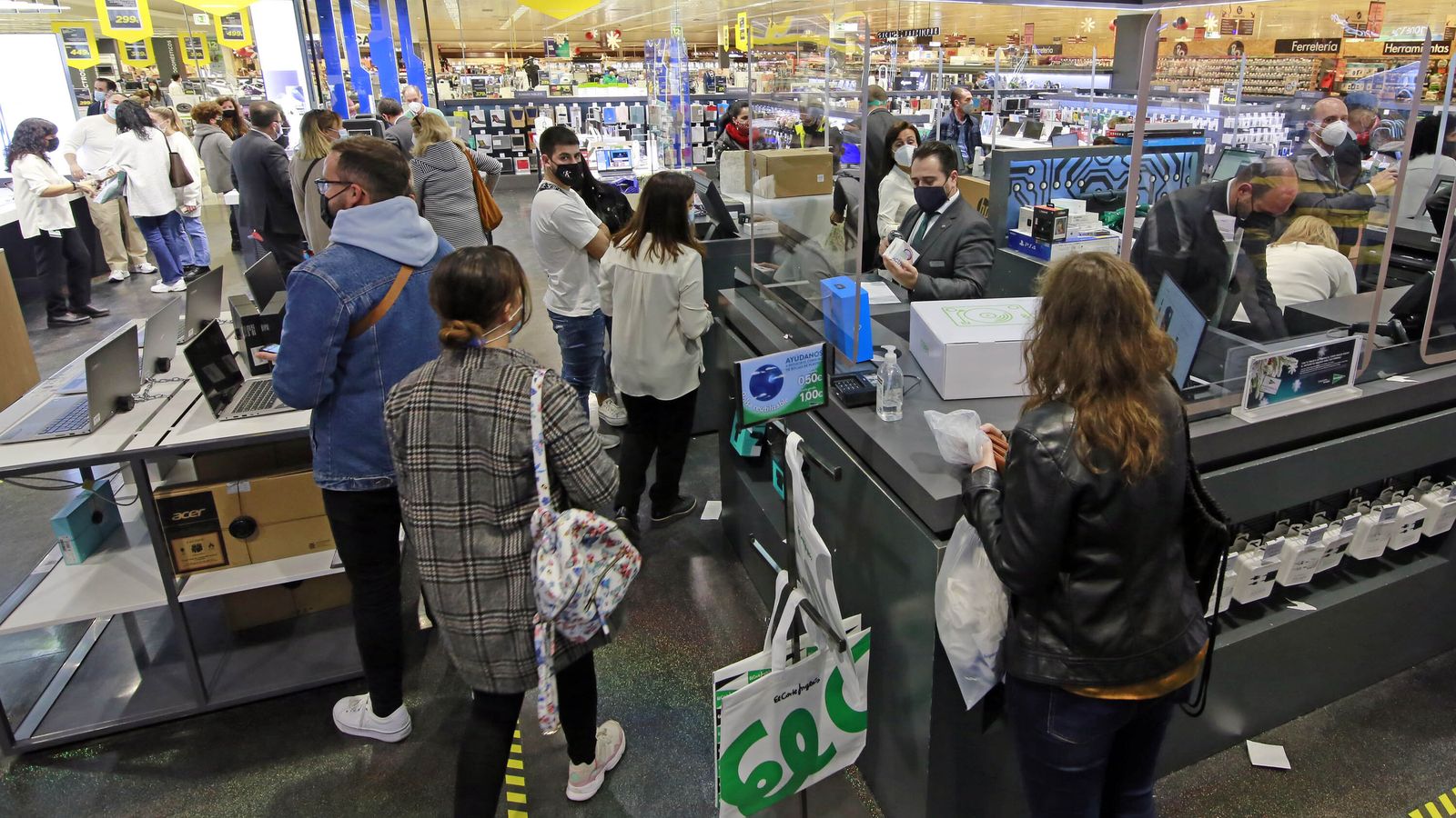 Las grandes superficies como El Corte Inglés registraron este viernes una mayor afluencia de público.