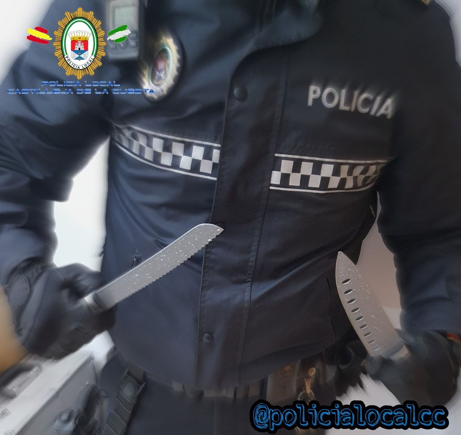 Un policía local muestra los cuchillos intervenidos al detenido en Castilleja de la Cuesta.
