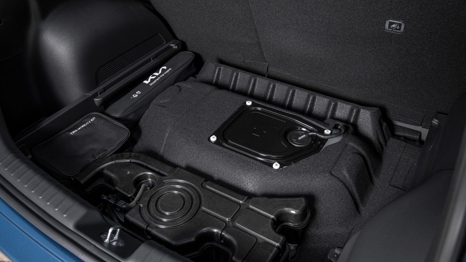 La batería, que ahora es de 11,1 kWh, y su sistema de refrigeración están en el PHEV bajo el suelo del maletero, lo que inhabilita la posibilidad de usar el suelo móvil en dos posiciones, como en el resto de Niro. Así su capacidad también es menor.