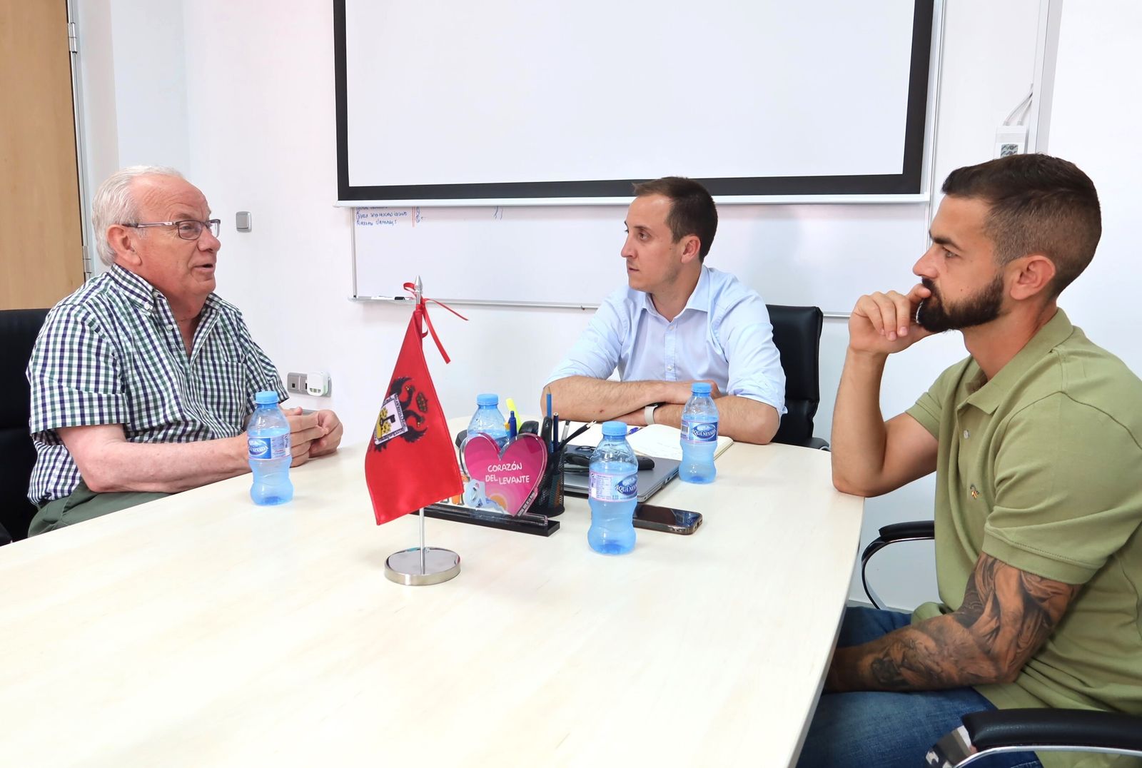 Reunión con el cronista oficial Gabriel Flores.