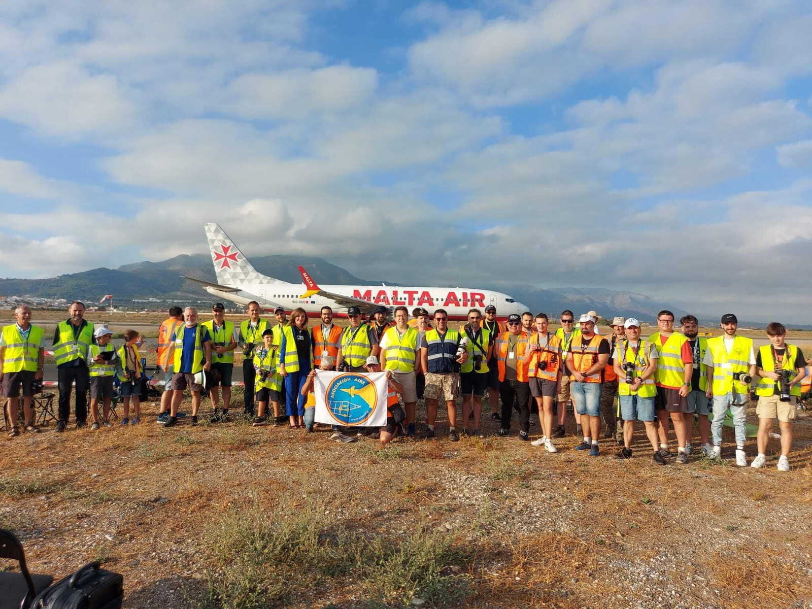 Aficionados congregados en el aeropuerto durante el evento celebrado este sábado.