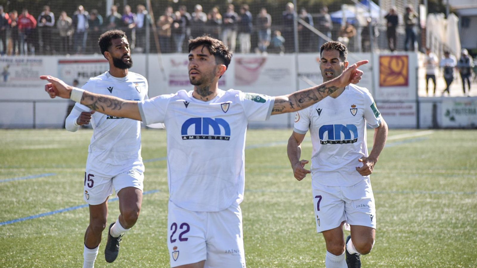 Óscar Lozano celebra uno de sus dos goles en Las Viñas.