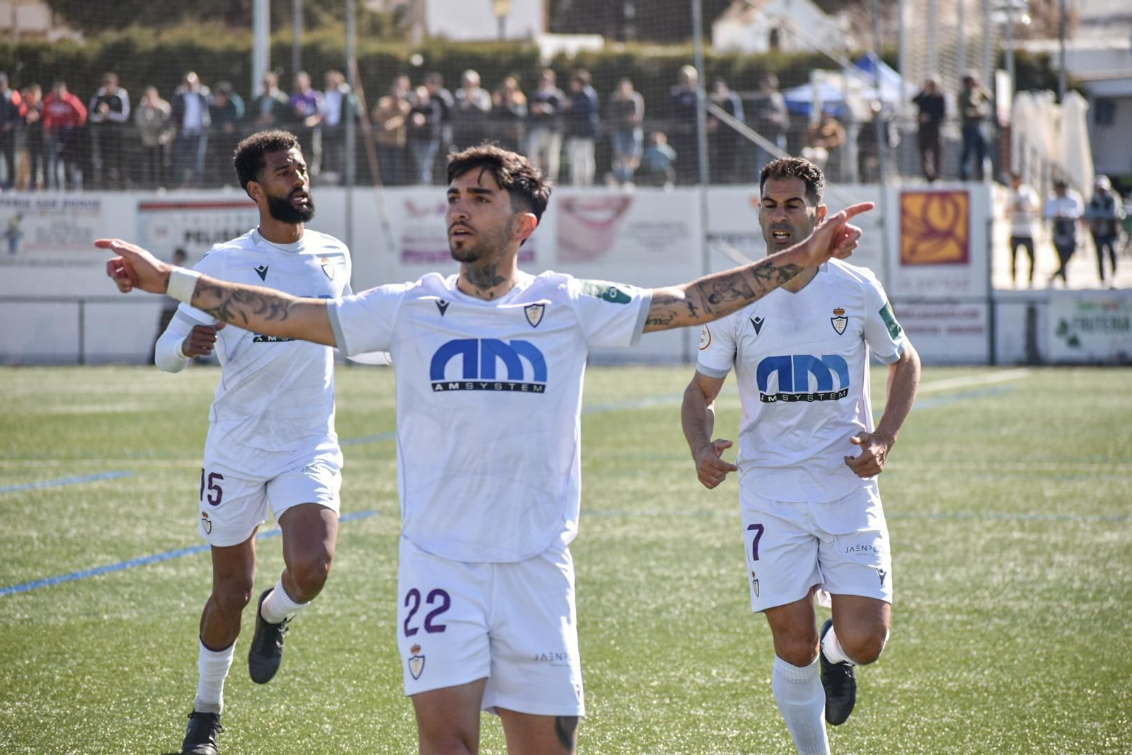 Óscar Lozano celebra uno de sus dos goles en Las Viñas.