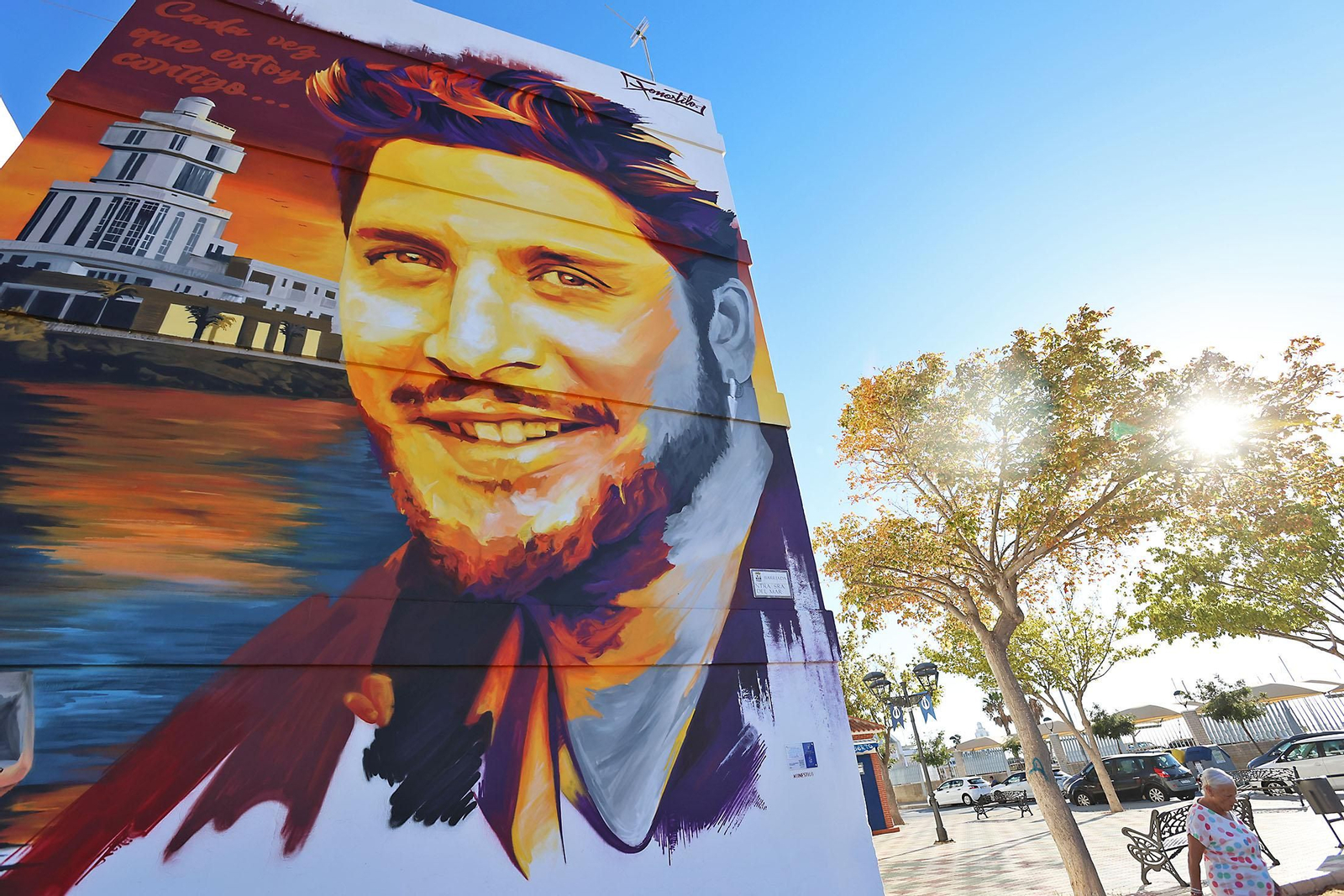 Imágenes de la inauguración del mural homenaje a Manuel Carrasco en Isla Cristina