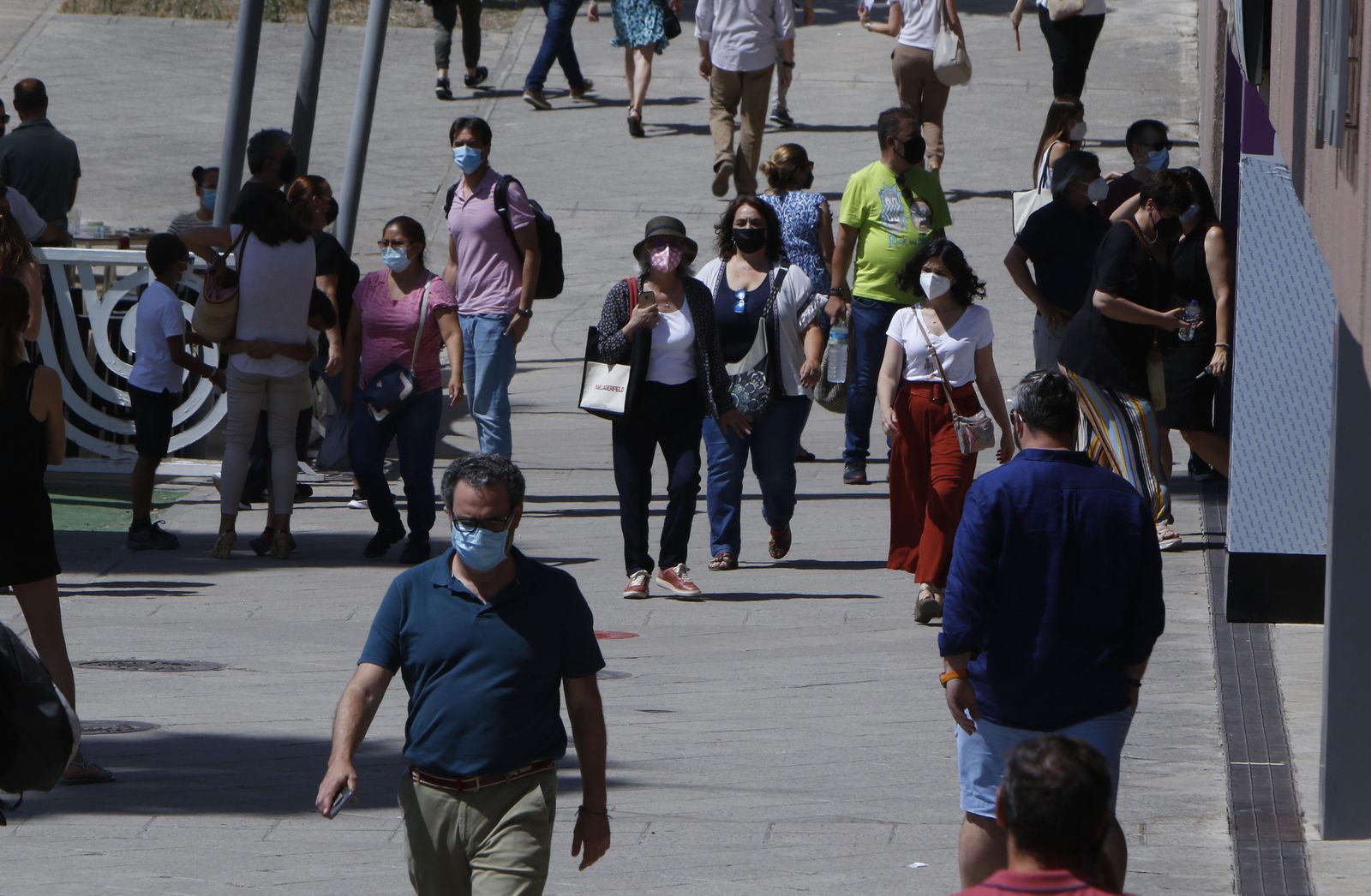 Varias personas caminan por una calle de la capital sevillana.