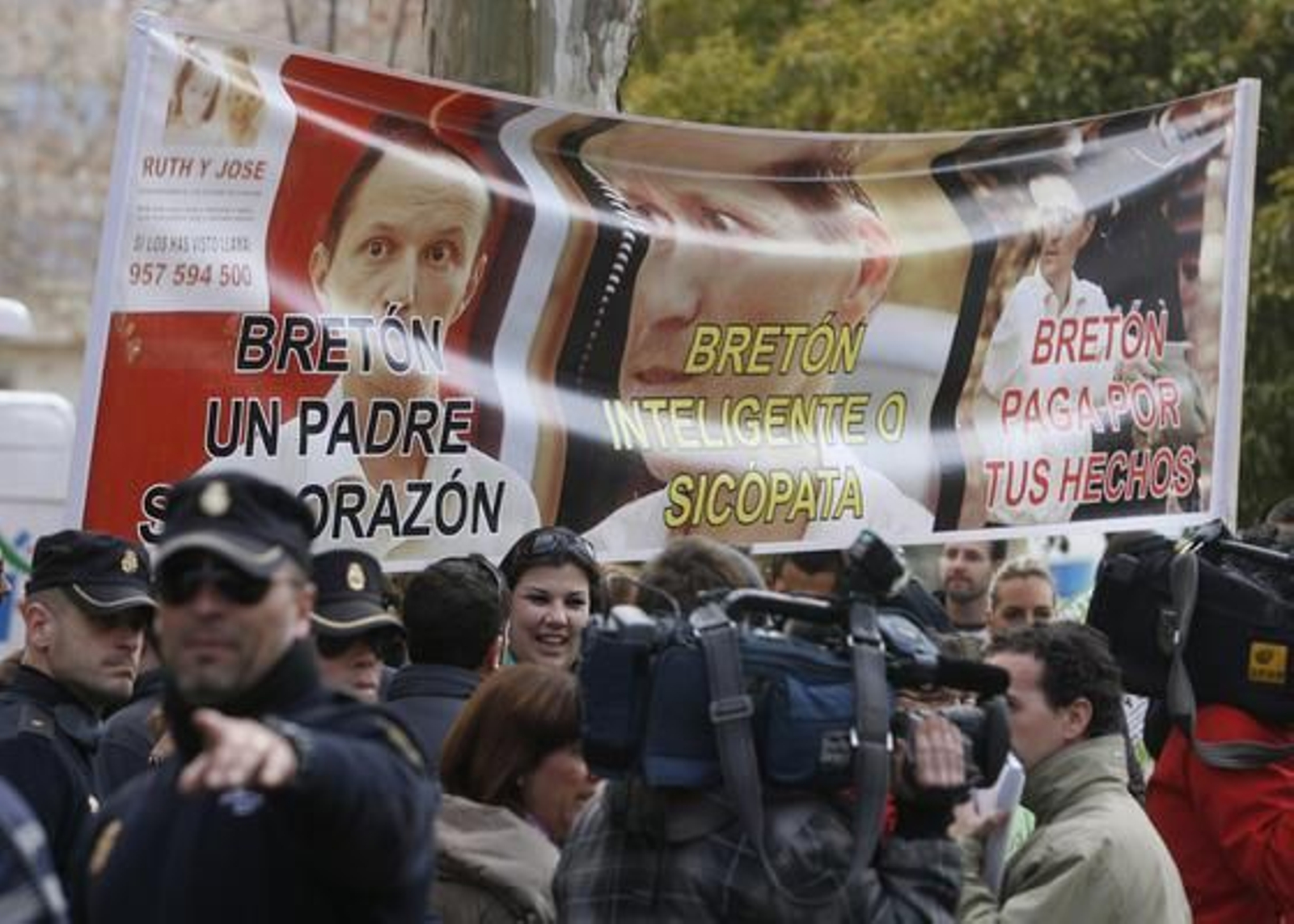 Medios y manifestantes se agolpan a la entrada de Las Quemadillas.