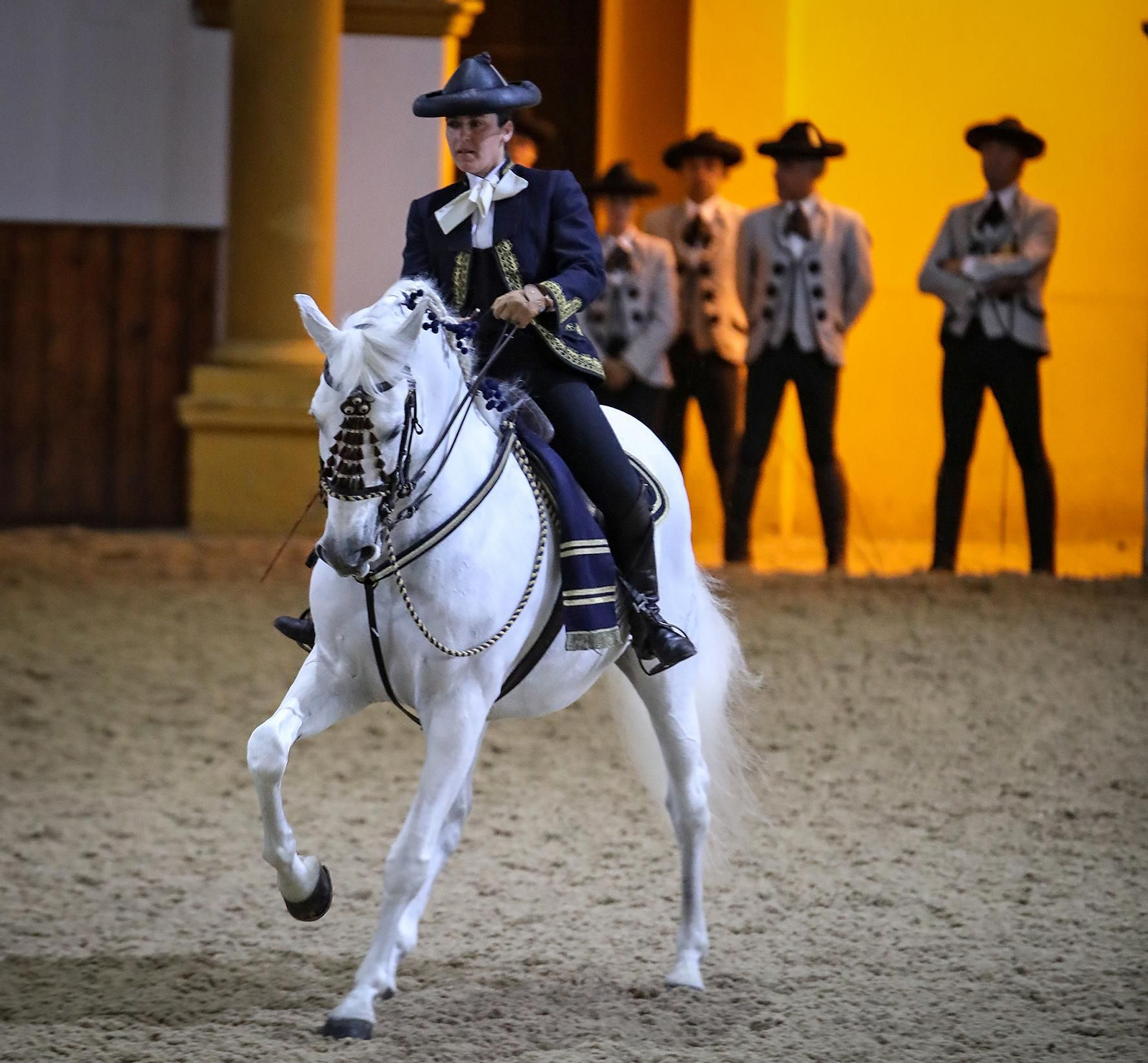 Belén Bautista jinete de la Real Escuela es galardonada con el Caballo de Oro 2022 en Jerez