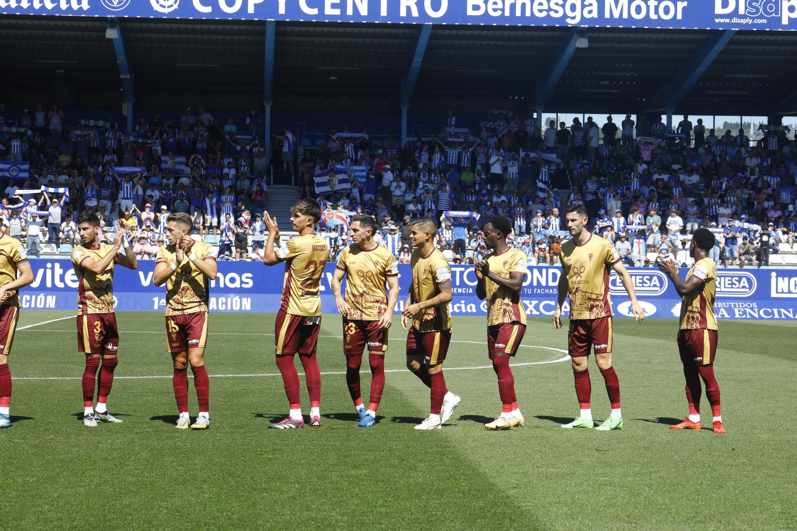 Las mejores fotos de la afición del Córdoba CF en el partido ante la Ponferradina en El Toralín Las mejores fotos de la afición del Córdoba CF en el partido ante la Ponferradina en El Toralín