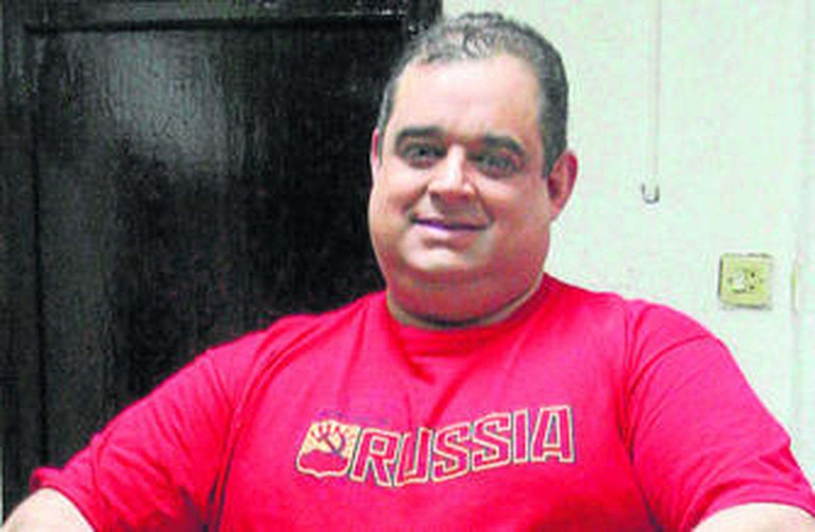 Antonio Serrano, 'El Canijo', en el local de ensayos de su chirigota.