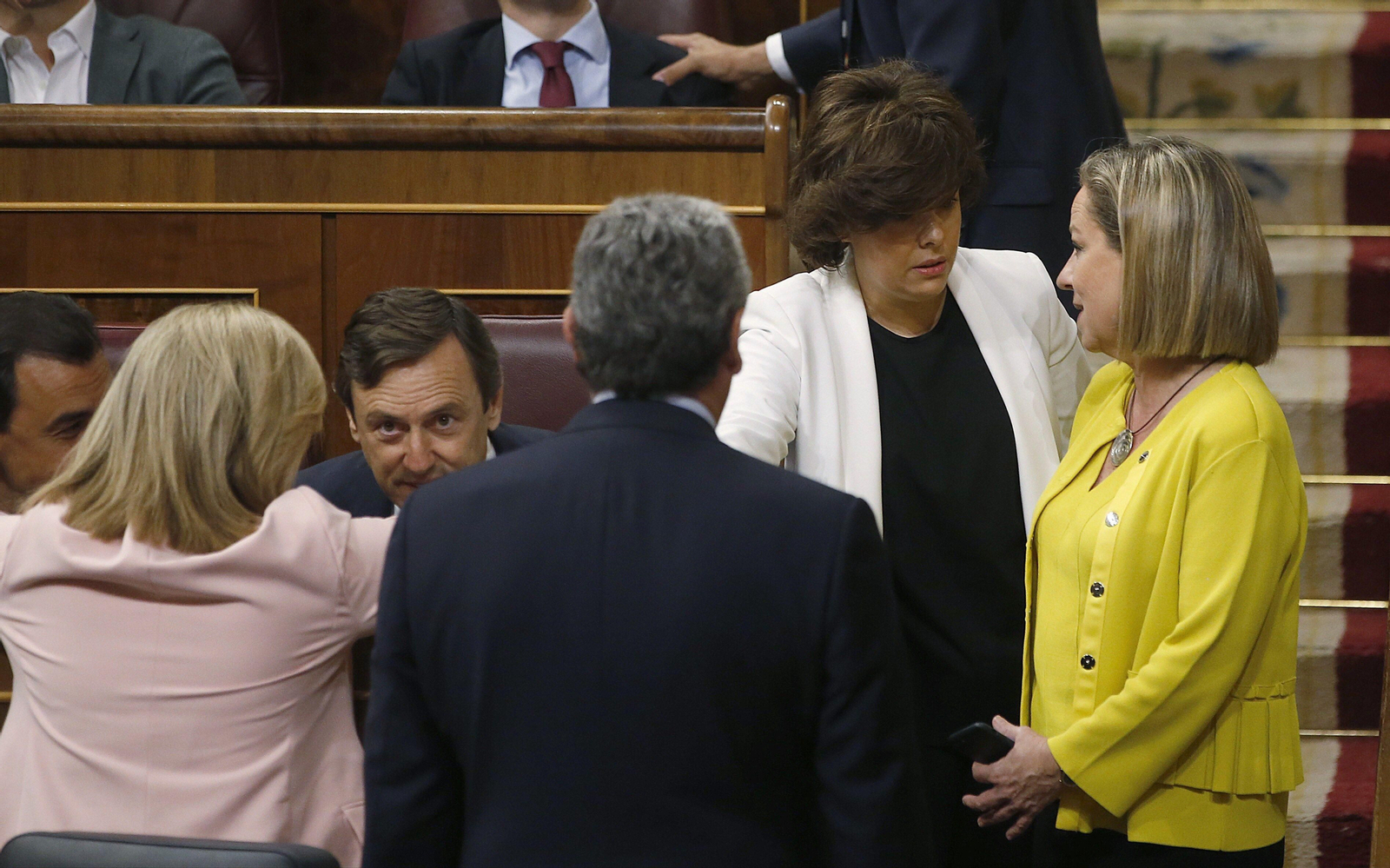 Sáez de Santamaría conversa con la diputada de Coalición Canaria, Ana Oramas.
