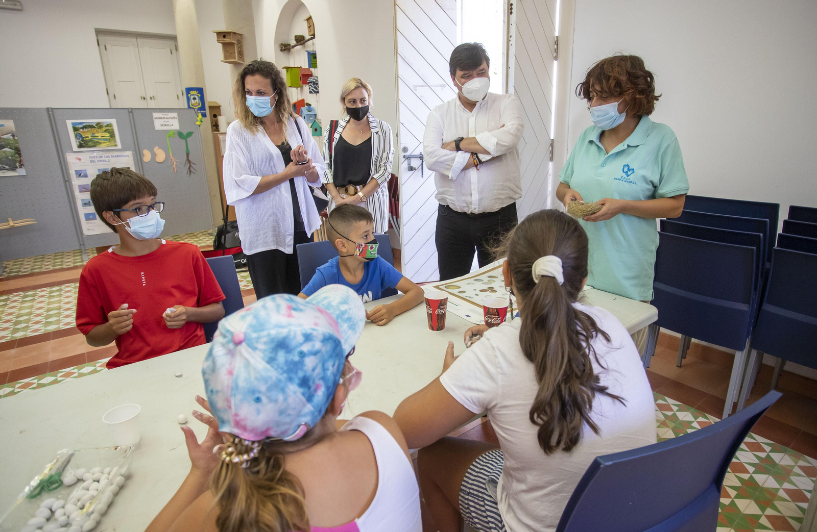 El alcalde de Huelva, Gabriel Cruz, junto a los niños de los campamentos urbanos