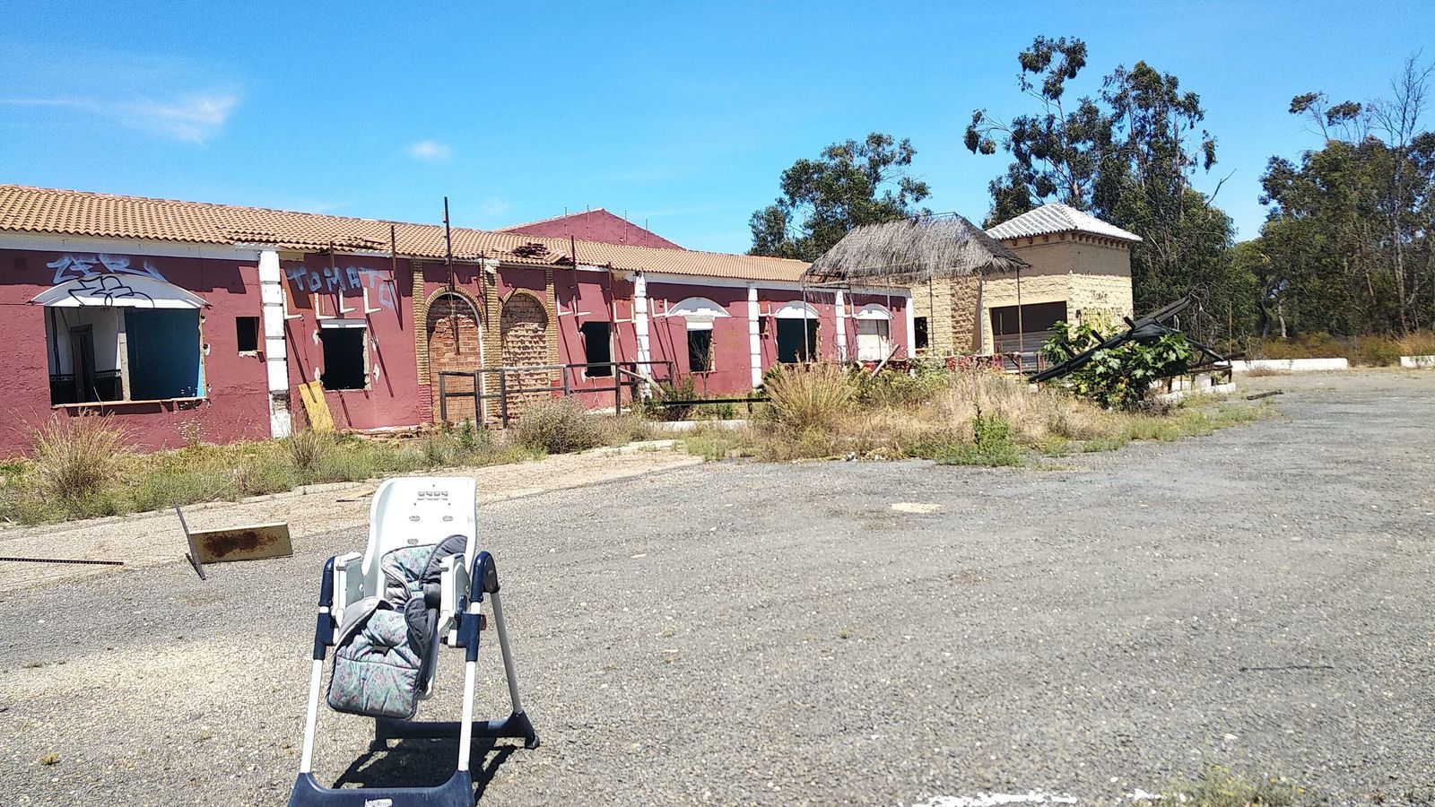 Las instalaciones del club de alterne se deterioran con el paso del tiempo.