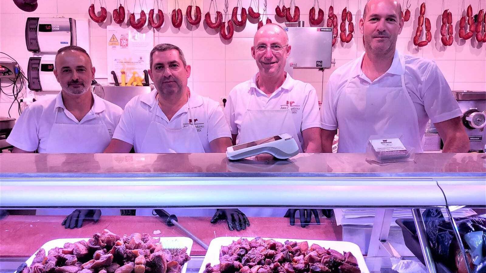 David Alcántara y su personal al frente de la carnicería Juan Quintero