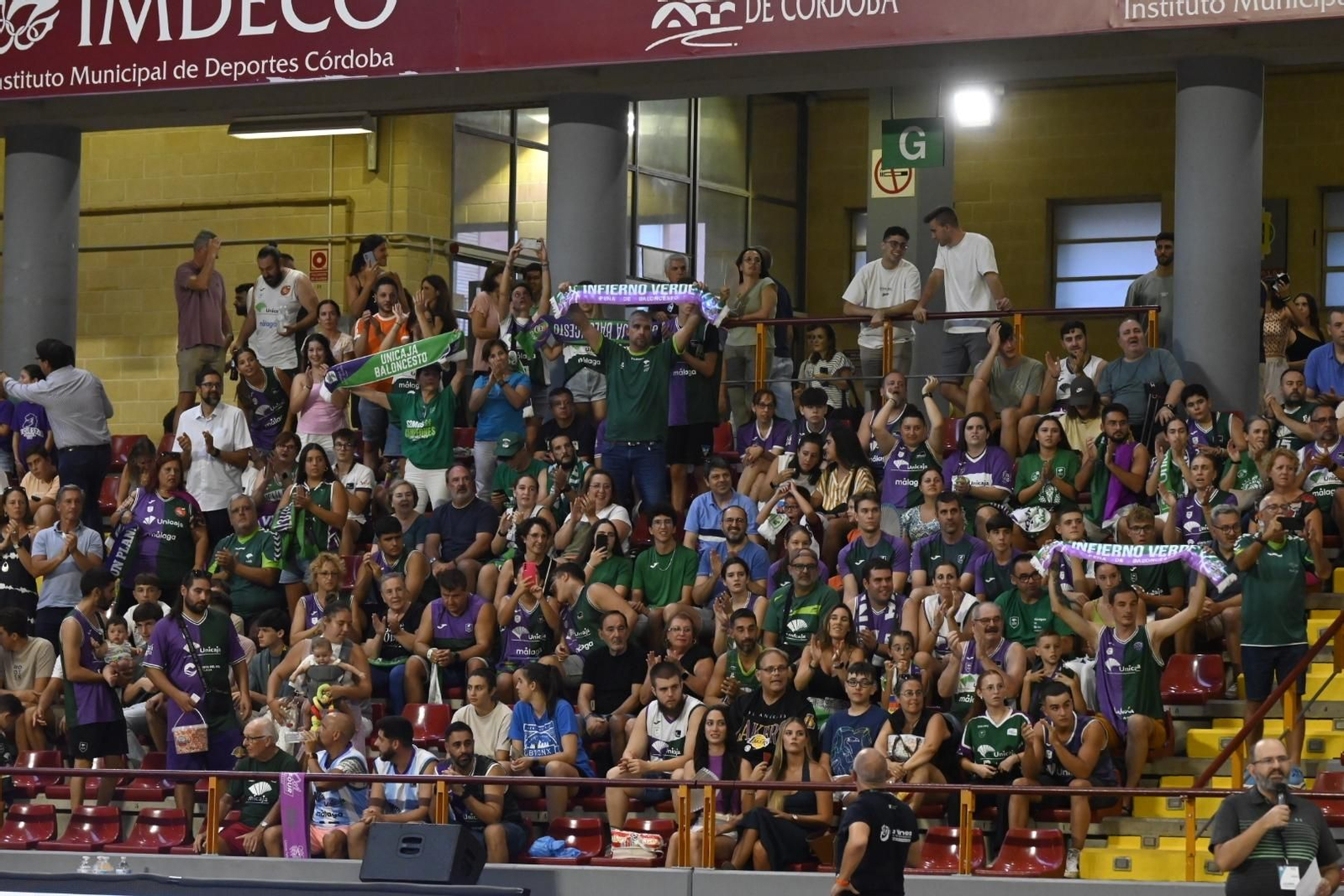 Las mejores fotos del ambiente en Vista Alegre para el Covirán Granada - Unicaja Málaga