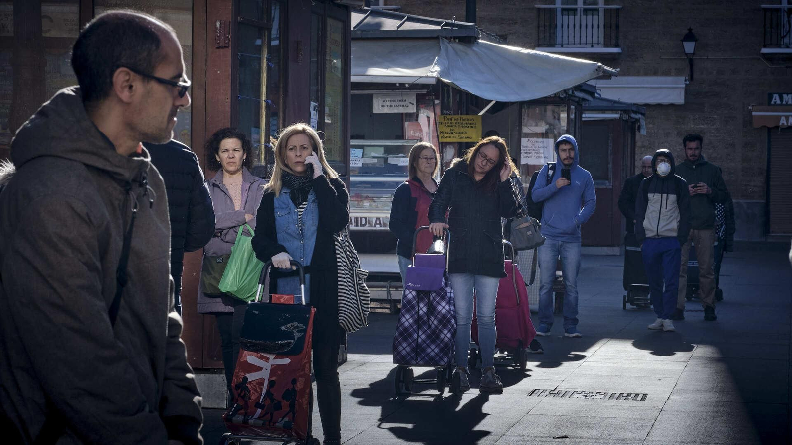 Colas para acceder a un supermercado del centro de Cádiz