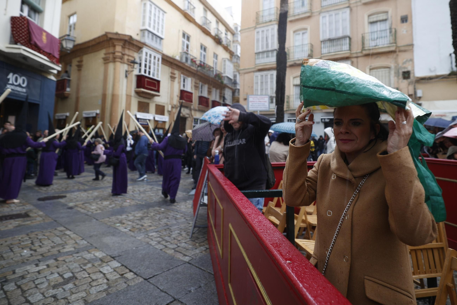 imágenes de la salida de Piedad, bajo llluvia y granizo, en la Semana Santa de Cádiz 2025