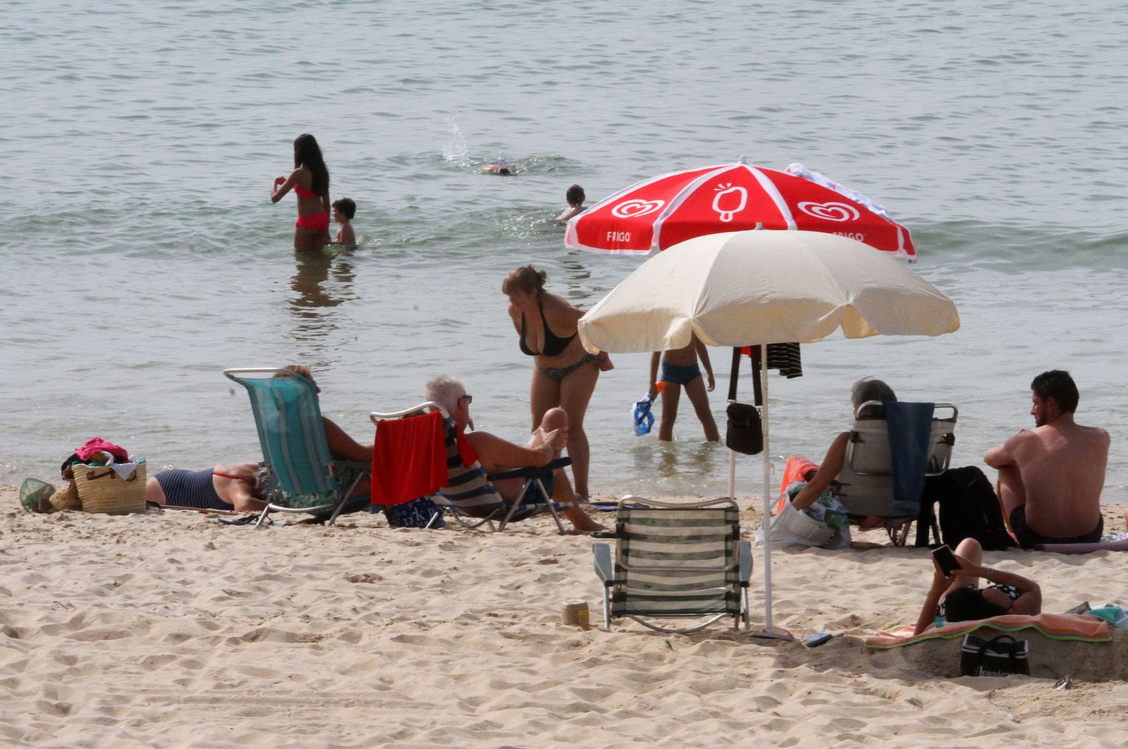 Numerosos bañistas acudieron ayer tarde a la playa de Matalascañas como si de un día más de verano se tratase, con temperaturas de hasta 35,2 grados.