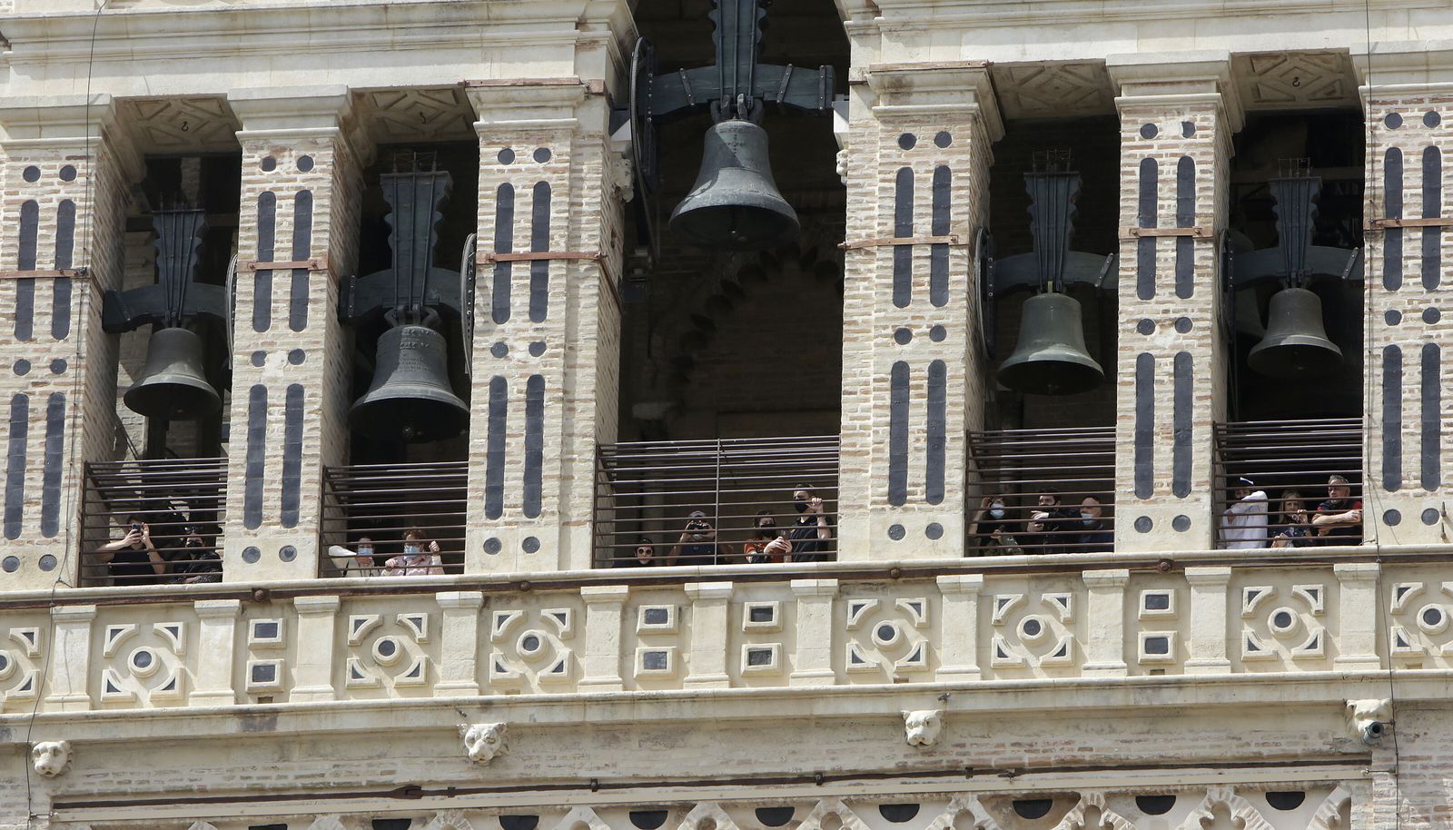 Turistas se asoman a la ciudad desde la Giralda.