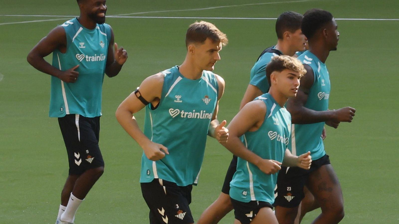 El central Diego Llorente se ejercita junto a Ángel Ortiz en un entrenamiento reciente del conjunto verdiblanco.