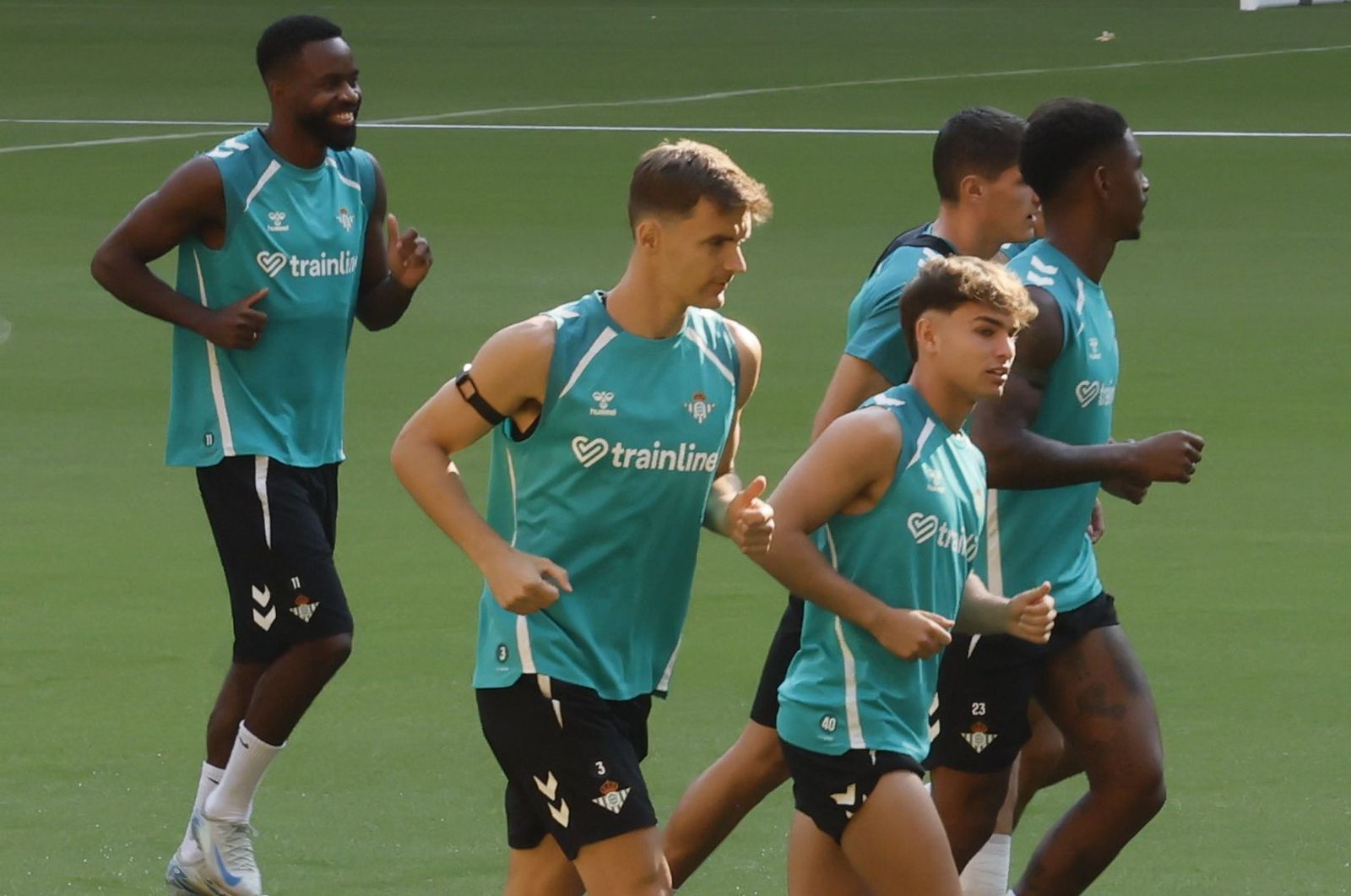 El central Diego Llorente se ejercita junto a Ángel Ortiz en un entrenamiento reciente del conjunto verdiblanco.