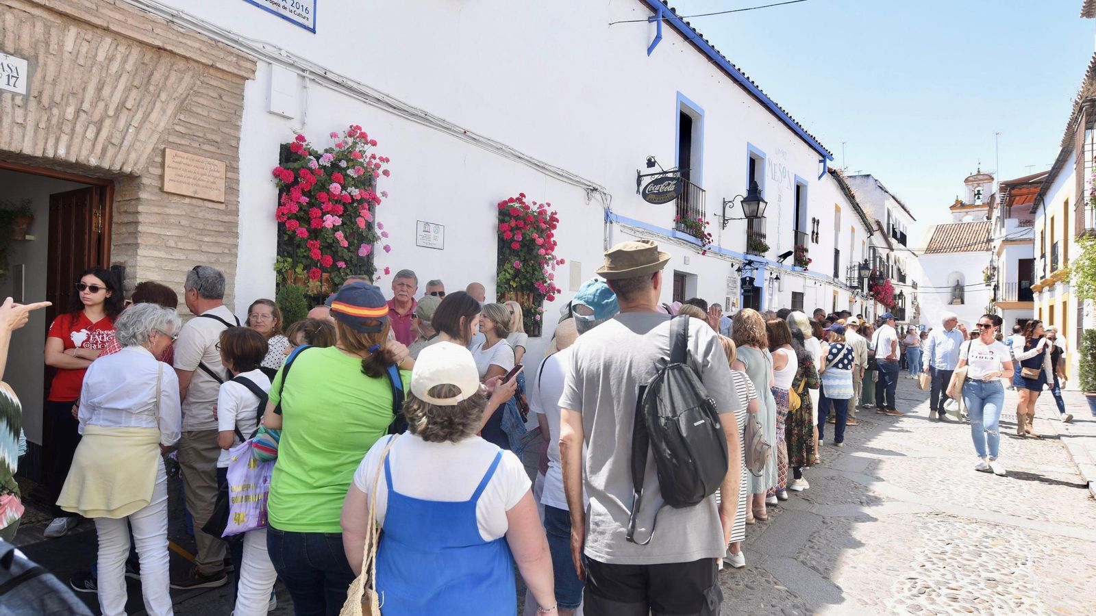 Colas en un patio del Alcázar Viejo.