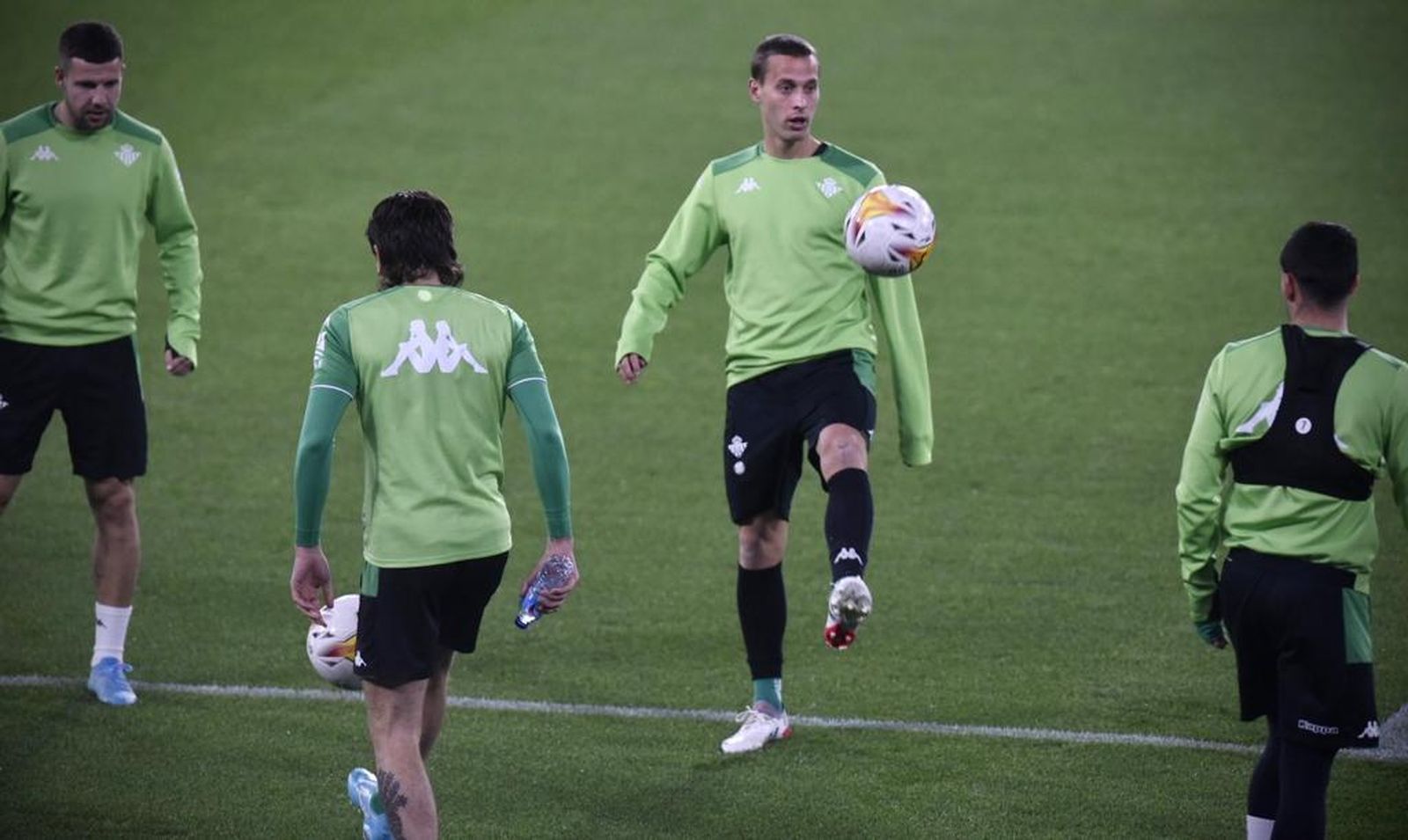 Canales, en el entrenamiento del Betis de ayer en el Benito Villamarín.