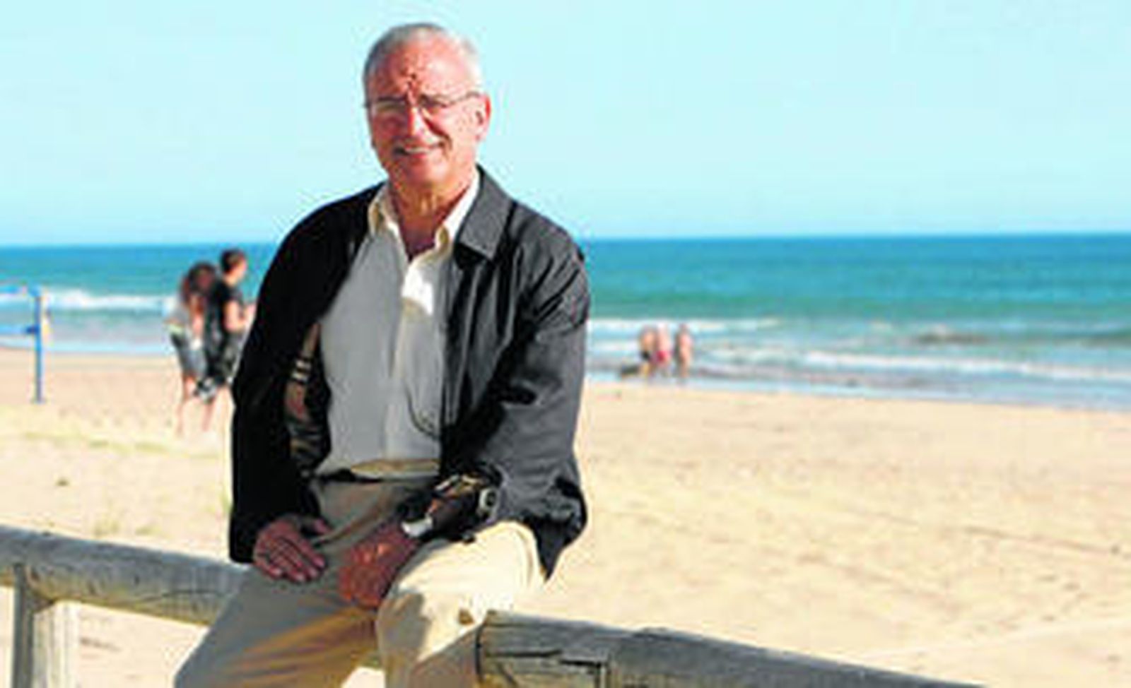 El coronel de Infantería de Marina Miguel de Aragón, en la playa de la Barrosa.