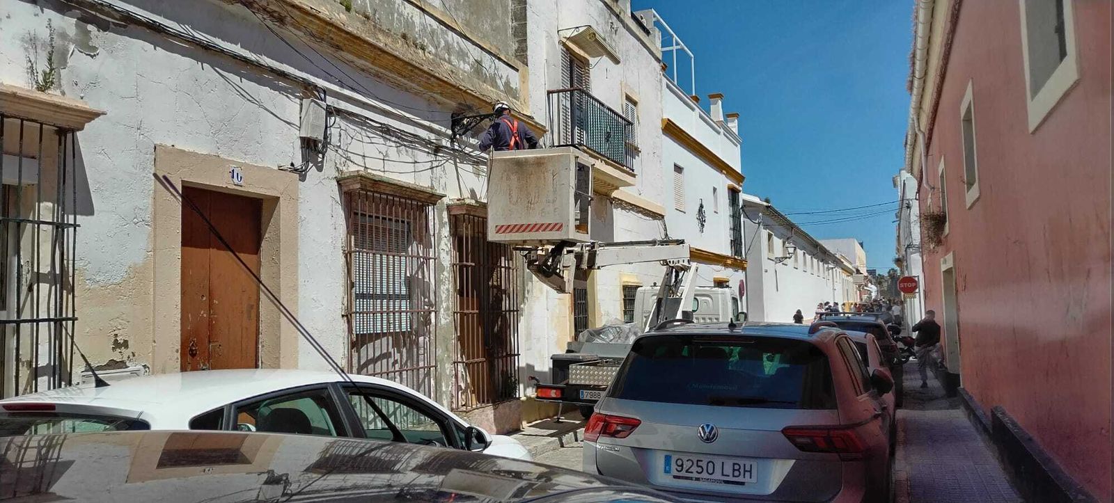 El camión del alumbrado público no dejaba pasar a los vehículos.