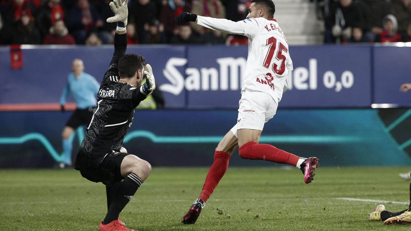 En-Nesyri remate el gol del empate del Sevilla.