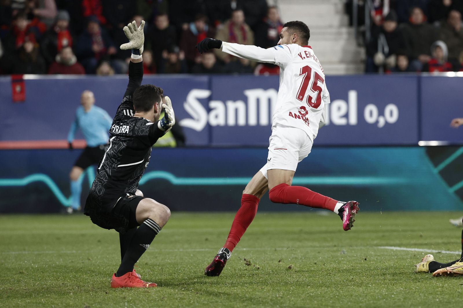 En-Nesyri remate el gol del empate del Sevilla.