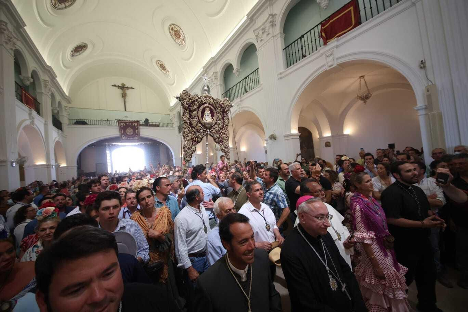 El Simpecado de Jerez a los pies de la Virgen del Rocío