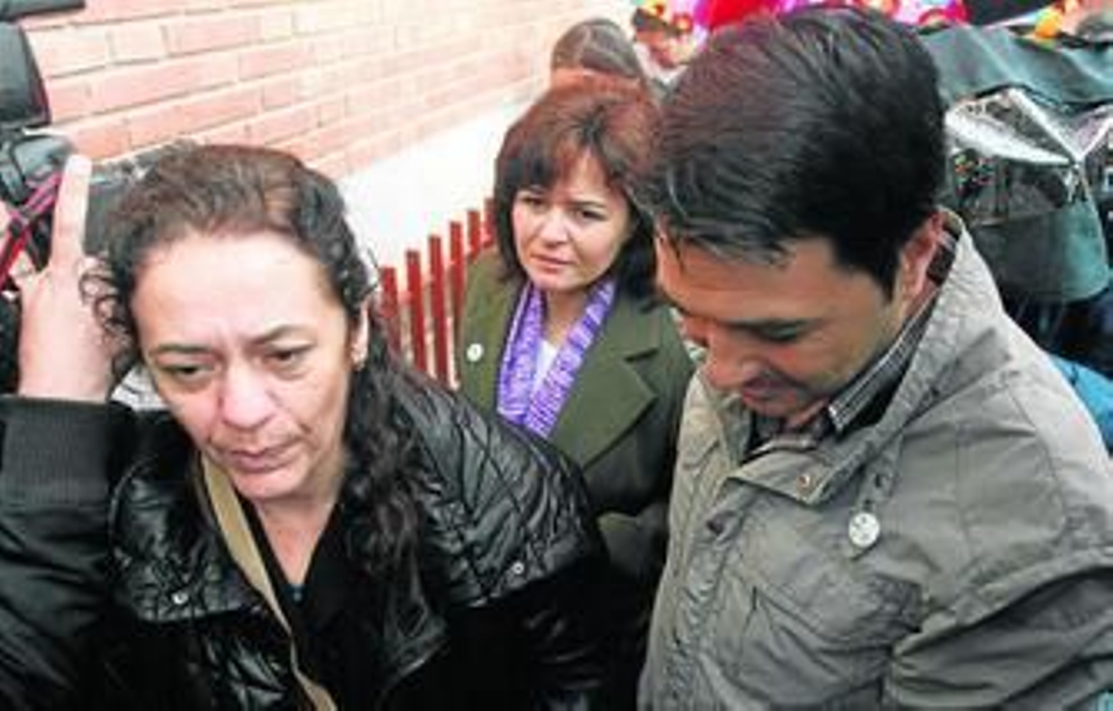 Reposo Carrero, Ruth Ortiz y su hermano Estanislao, el pasado mayo, en los juzgados de Córdoba.