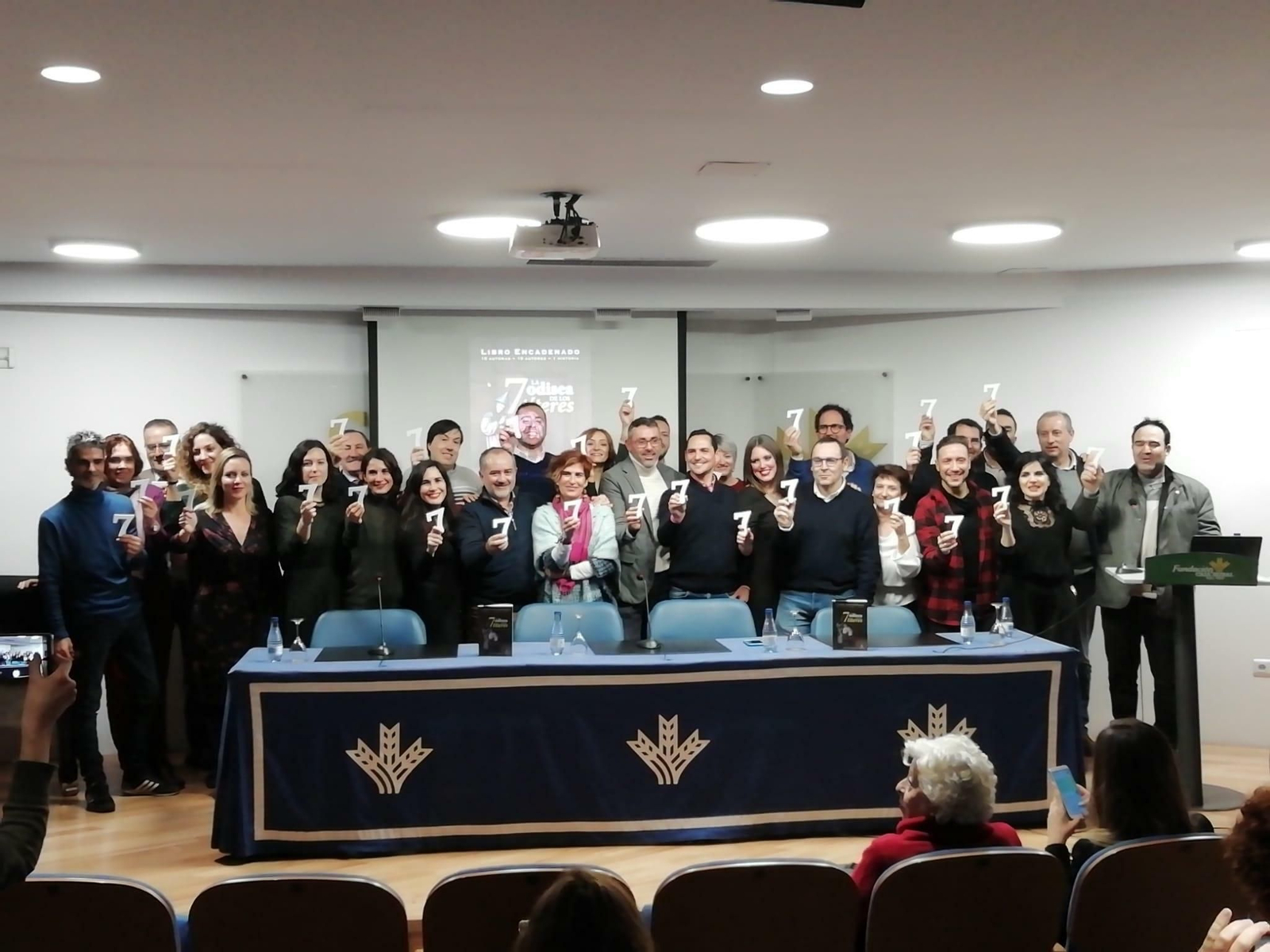 Foto de familia de los autores del libro ‘7: La odisea de los títeres’.