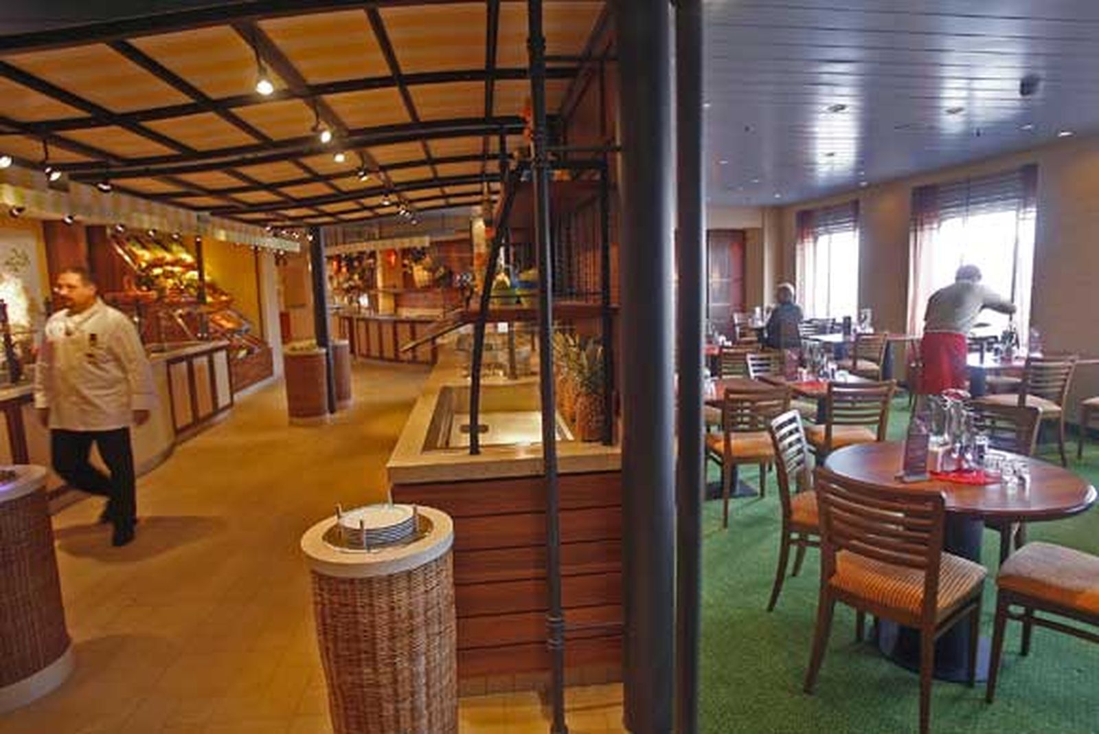 El 'Aidablu' es el primero de los 300 buques de este tipo que atracarán este año en el Puerto de Cádiz

Foto: Joaquin Pino