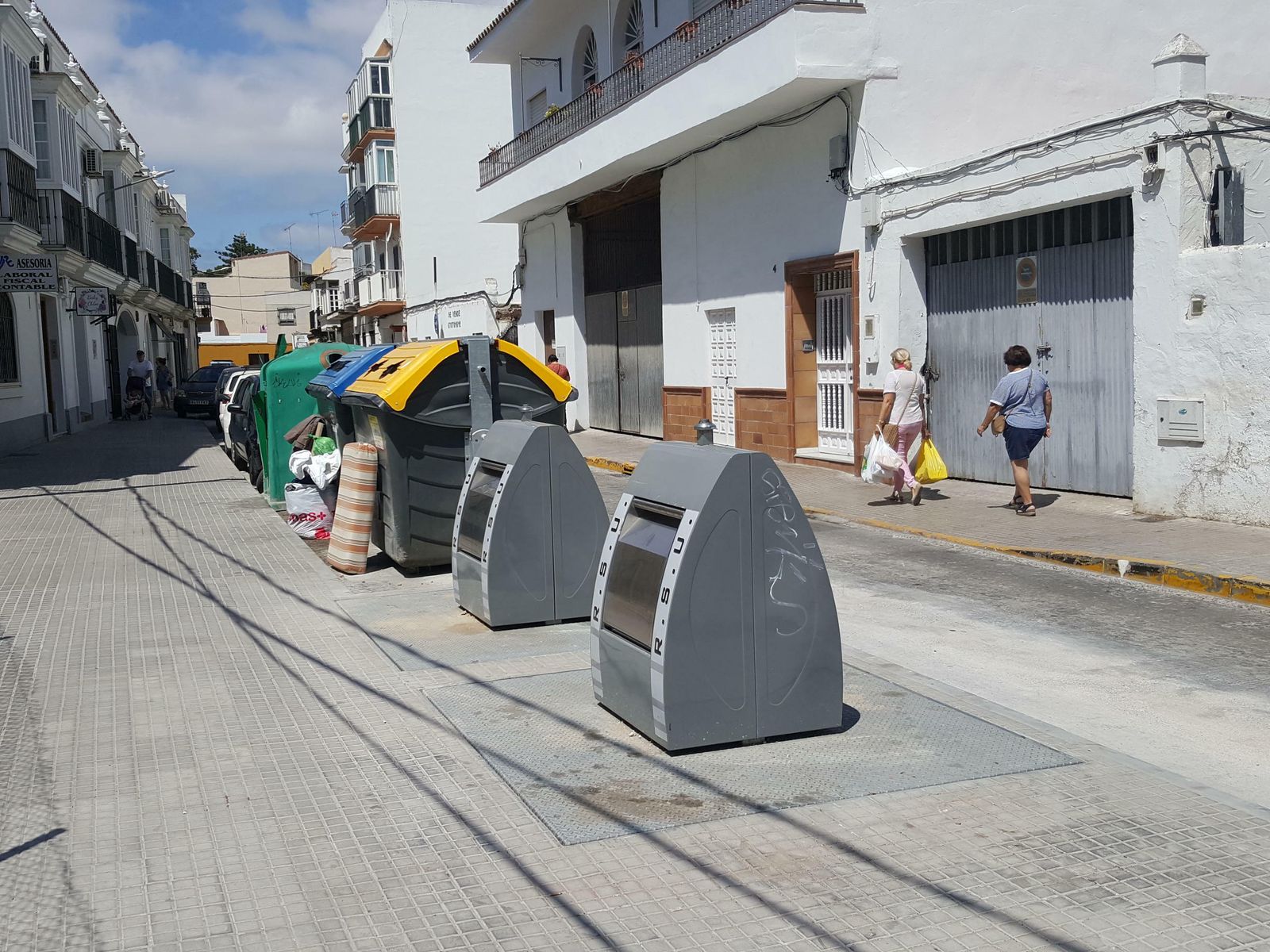 Contenedores de reciclaje y de residuos orgánicos en una calle del centro.