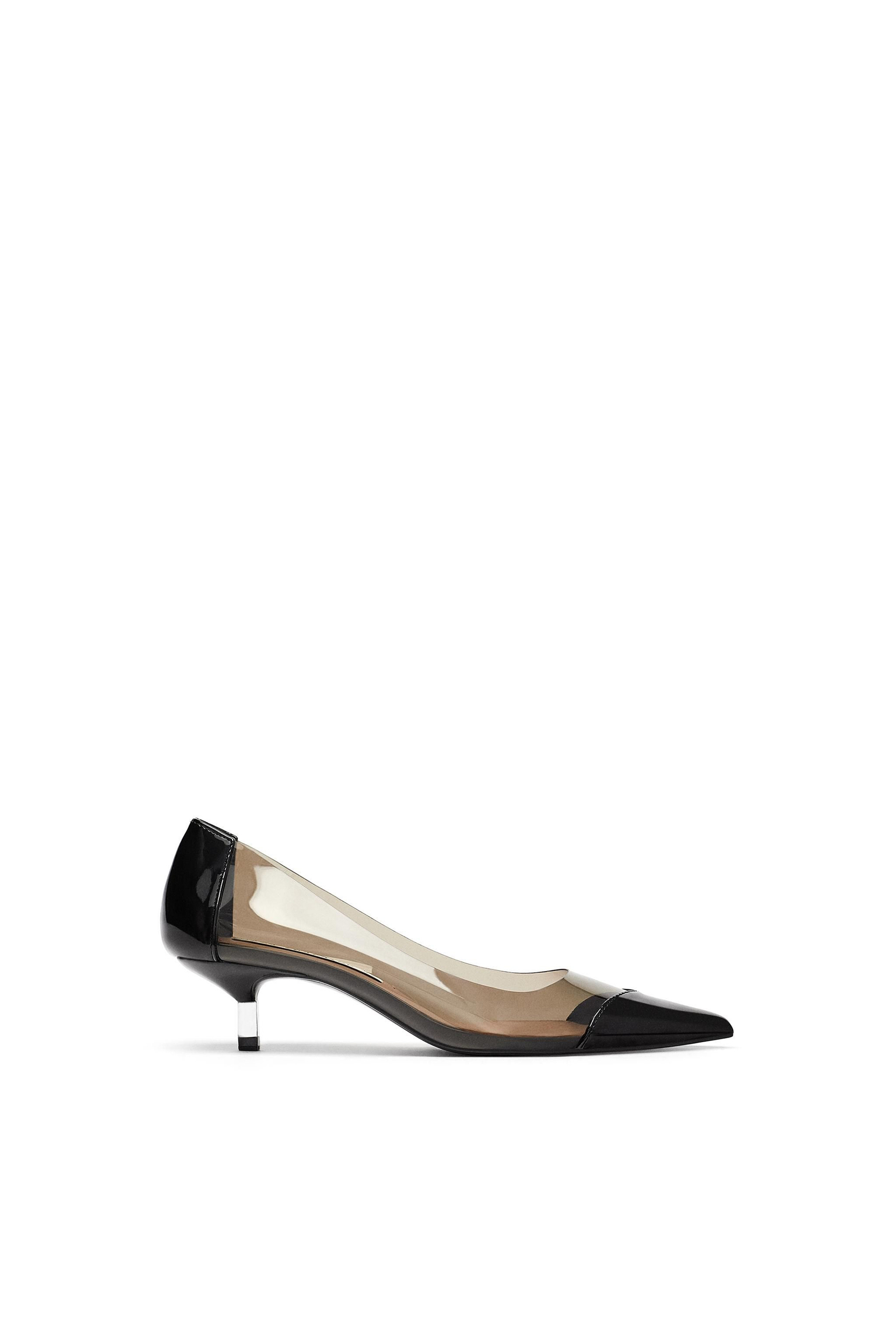 Salones de tacón bajo: de vinilo transparente con punteras negras. De Zara. Los mejores zapatos de tendencia esta temporada