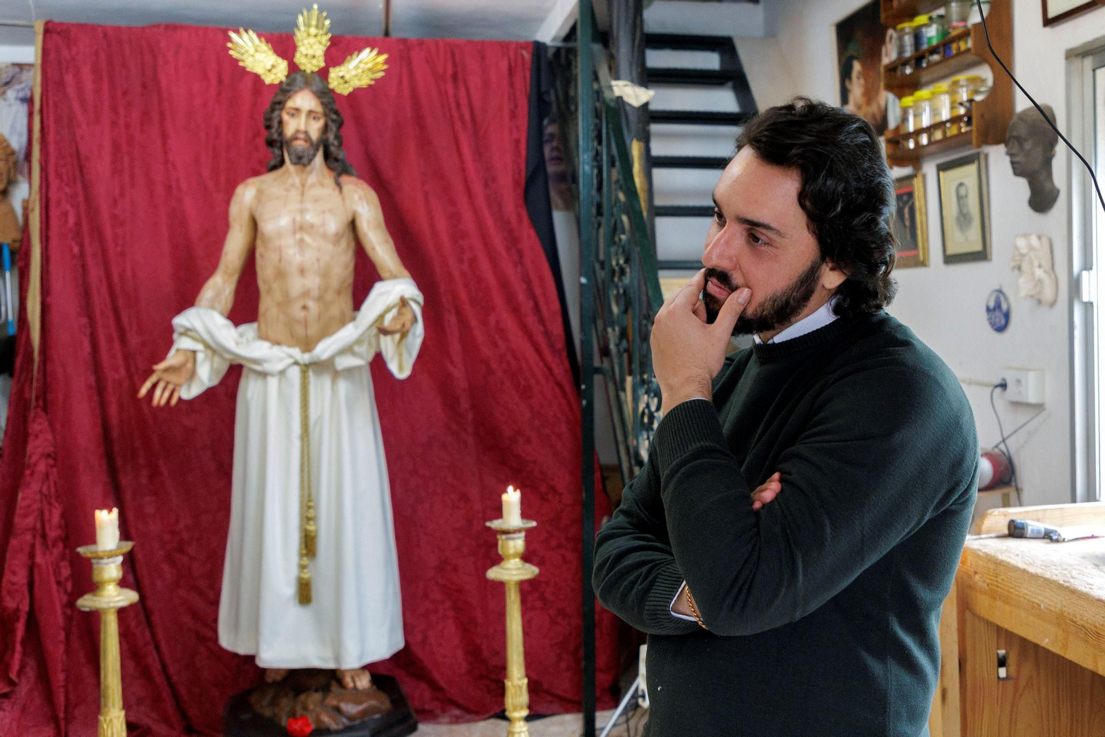 Luis Molano, imaginero y sucesor de Luis Álvarez Duarte que ha adquirido el antiguo taller de su maestro en Gines.