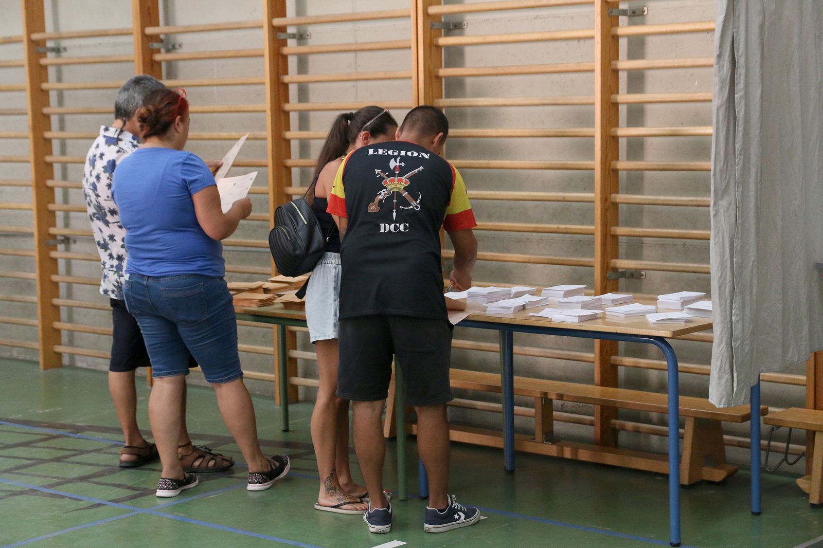 Almería hace cola para votar en las elecciones generales del 23J