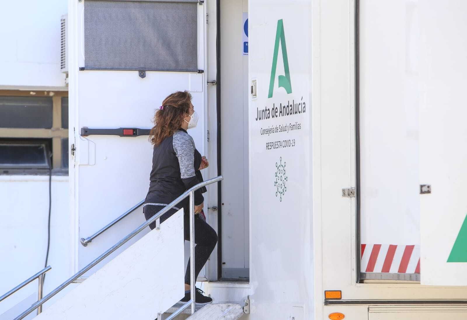 Una mujer entra en la unidad móvil del SAS instalada junto al pabellón deportivo Ciudad de Chiclana.