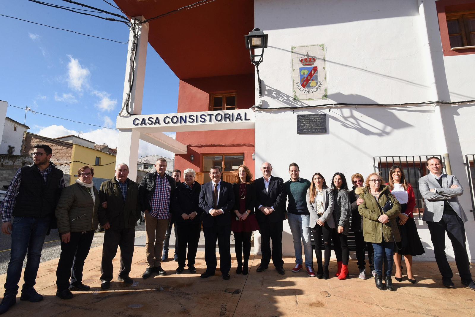 Foto de familia frente a la casa consistorial