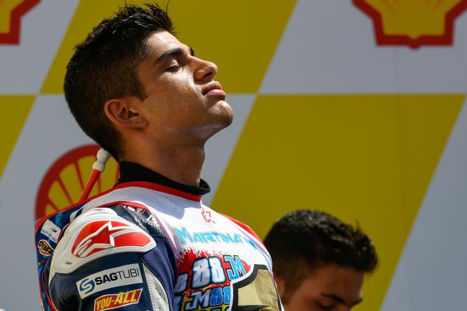 Jorge Martín, emocionado escuchando el himno español tras proclamarse campeón del mundo de Moto3 en Sepang.