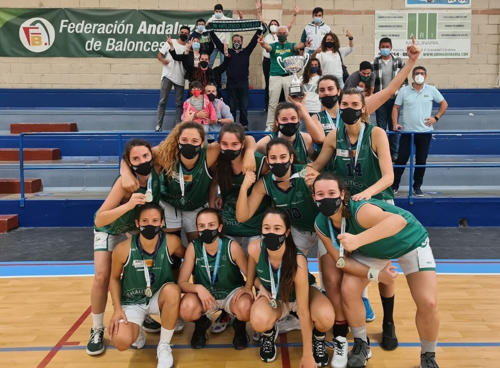 Las jugadoras del Náutico celebran su tercer puesto en Córdoba.