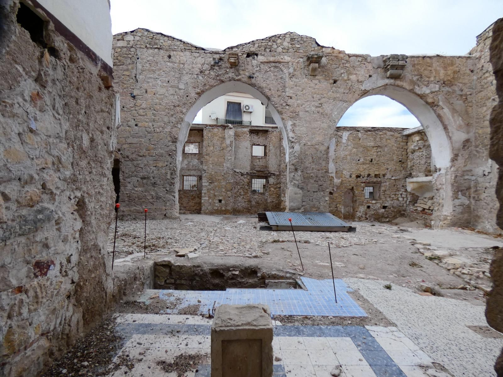 Así se encuentran los restos de la antigua iglesia de San Miguel en Jaén, en imágenes