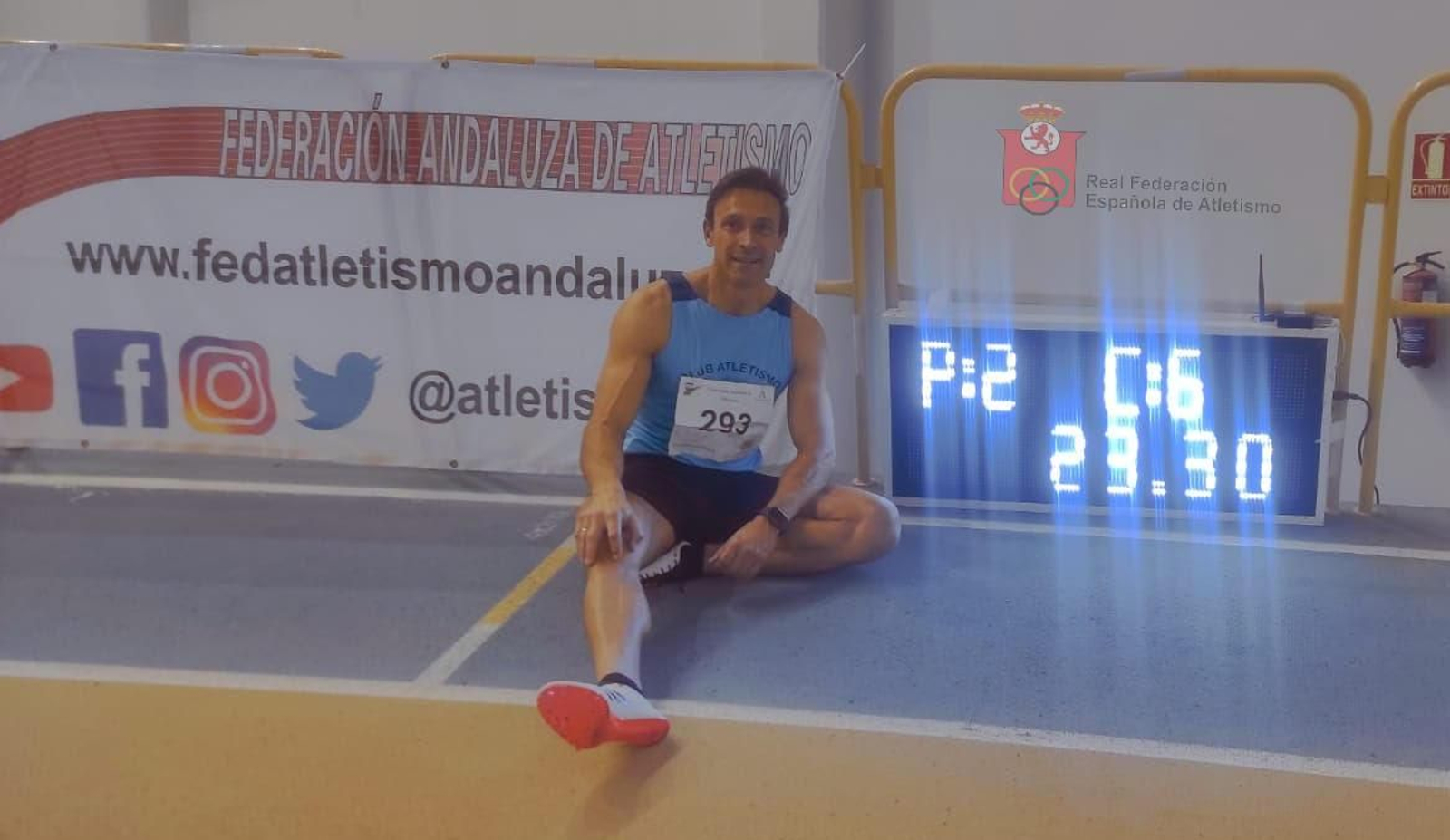 Alfonso Lozano, junto al cronómetro con su récord de España en 200 lisos M-50.