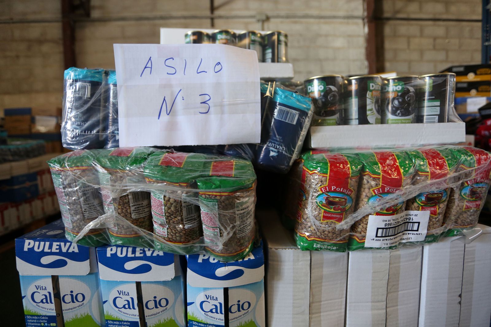 Las imágenes del Reparto de alimentos a entidades sociales del Banco de Alimentos y la Fundación Cajasol