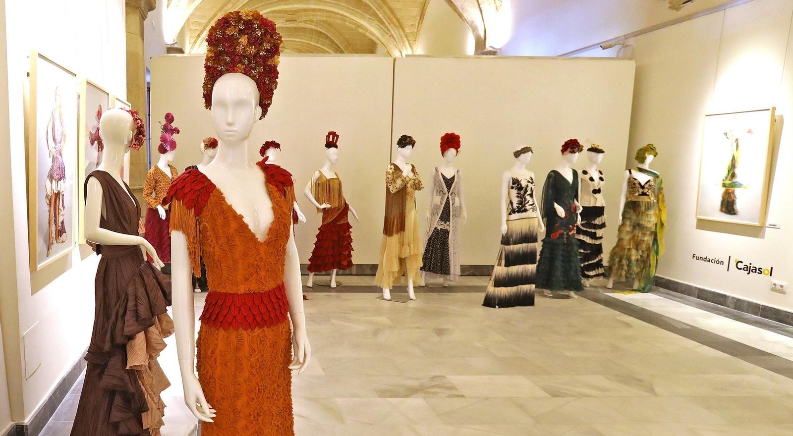 El vestuario creado en exclusiva por Teresa Torres para 15 bailaoras y cantaoras junto a las fotografías.